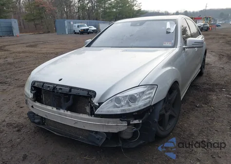 2010 Mercedes-Benz S 550 z USA, uszkodzony, nr VIN WDDNG7BB5AA329786